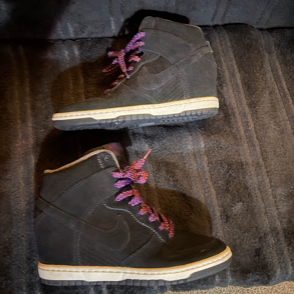 Black Nike Ski High Dunks with Purple Laces. S9W